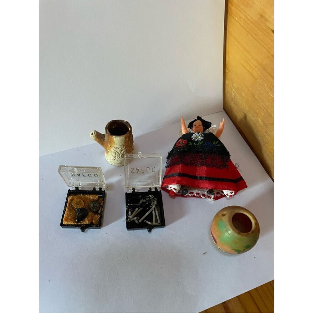 Lot of Dollhouse Items